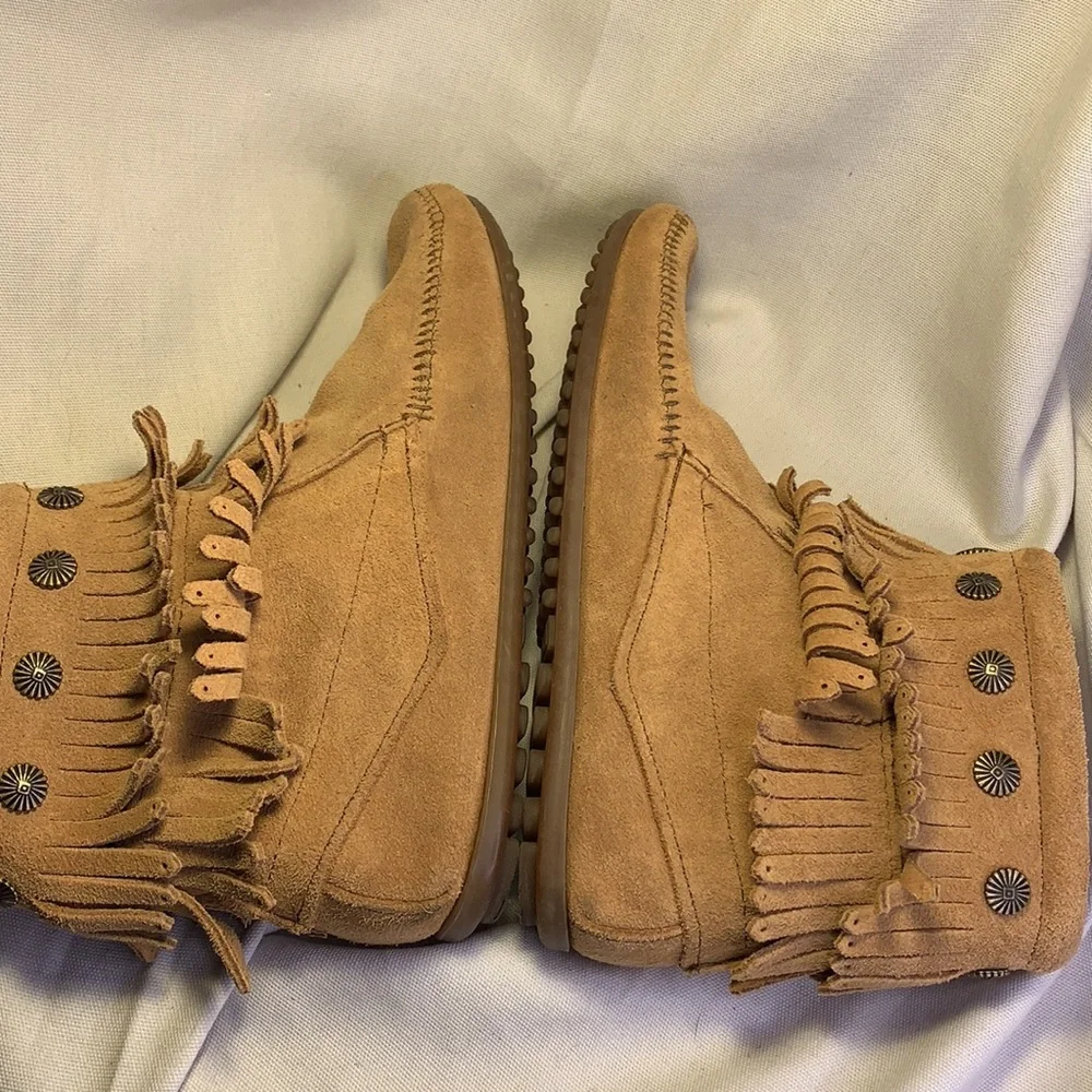 Minnetonka almost NEW ankle moccasins w/fringe